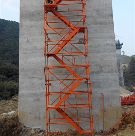 通達(dá)安全爬梯生產(chǎn)廠家深度解析 香蕉式與梯籠式安全爬梯，建筑施工安全的專(zhuān)業(yè)之選